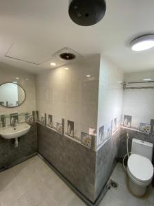 Et badeværelse på Laca Homestay HangDa