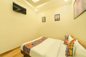 una camera da letto con un letto in una stanza di FabHotel Blooming Beds Pearl a Jaipur