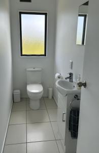 Phòng tắm tại Kai Iwi Lakes - The Shores Lakefront Retreat +45 ảnh