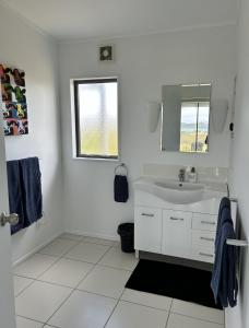 Phòng tắm tại Kai Iwi Lakes - The Shores Lakefront Retreat