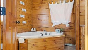 Phòng tắm tại Amazing Views Hot Tub Fire Pit Game Room