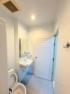 Et badeværelse på Cozy Tropical + 41 billeder