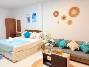 En eller flere senge i et værelse på Cozy Tropical