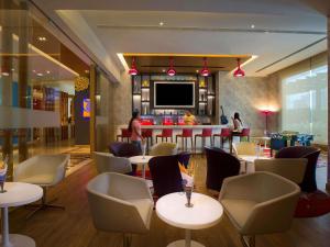 Χώρος καθιστικού στο ibis Gurgaon Golf Course Road - An Accor Brand
