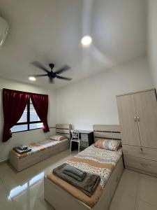 Postel nebo postele na pokoji v ubytování A well-kept unit with four bedrooms and ensuite bathrooms + 28 fotografií