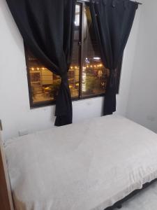 En eller flere senge i et værelse på Apto 3 habitaciones