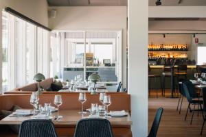 ein Restaurant mit einem Tisch und Weingläsern in der Unterkunft Crittenden Lakeside Villas in Dromana