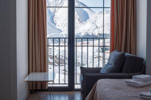 Schlafzimmer mit Blick auf einen schneebedeckten Berg in der Unterkunft GVC New Gudauri Alpic Mountain view in Gudauri + 41 Fotos