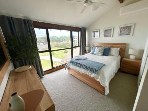 En eller flere senge i et værelse på Unit 15 Beachpark Apartments