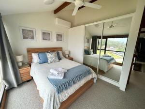 En eller flere senge i et værelse på Unit 15 Beachpark Apartments