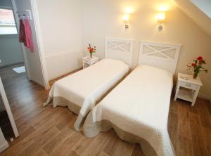 duas camas num quarto com uma escada em Résidence Odalys Les Villas de la Baie em Le Crotoy