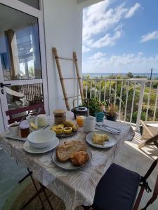 Đồ ăn tại/gần nhà khách