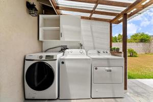 a washer and dryer sitting next to each other at Lyn's Stay in Westminster