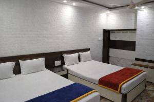 En eller flere senge i et værelse på TAIBA HOTEL - Mirza Ghalib Street