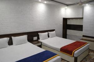 En eller flere senge i et værelse på TAIBA HOTEL - Mirza Ghalib Street