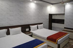 En eller flere senge i et værelse på TAIBA HOTEL - Mirza Ghalib Street