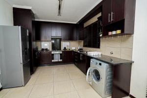 Una cocina con lavadora y secadora. en Royal Palm, en Mokopane