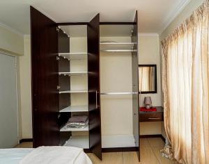 una gran estantería de madera en un dormitorio en Royal Palm, en Mokopane