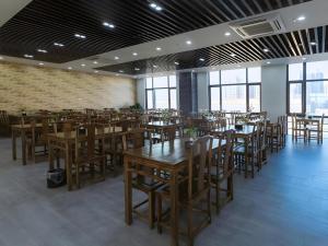 En restaurant eller et andet spisested på Green Tree Inn Fengxian New City Metro Station Jiukeshu Art Center