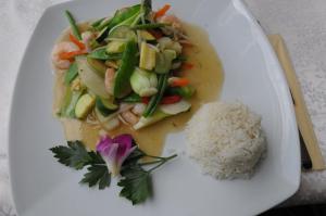 un plato blanco de comida con arroz y verduras en Pension Resy, en Auna di Sopra