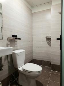 un bagno con un water e un lavandino di Larita Saigon ad Ho Chi Minh