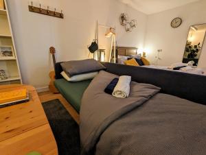 een kamer met 2 bedden en een bank bij Loxley View Guest House in Hillsborough