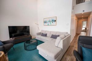 Χώρος καθιστικού στο 407 - Luxury Condo - Incredible View & Pool