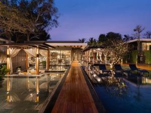 een resort met een zwembad in de nacht bij V Villas Hua Hin - MGallery Collection in Hua Hin
