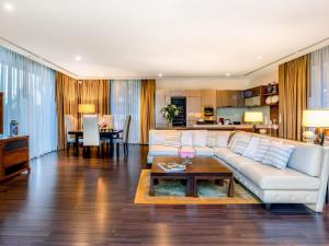 een woonkamer met een bank en een tafel bij V Villas Hua Hin - MGallery Collection in Hua Hin +108 foto's