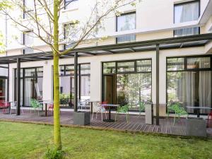 Mercure Amiens Cathédrale في أميان: مبنى به طاولة وكراسي