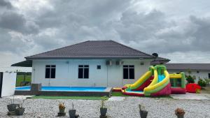 Bazén v ubytování Homestay Shah Rizki D'sawah nebo v jeho okolí + 8 fotografií