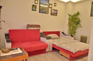 een woonkamer met 2 rode stoelen en een bank bij Uzicki-konaci in Užice