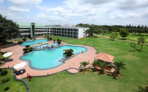 uitzicht op een groot zwembad in een resort bij Eagleton The Golf Resort in Bangalore