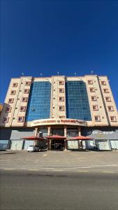 Al Jithشموخ العلياء للشقق المخدومة的有很多窗户的大楼