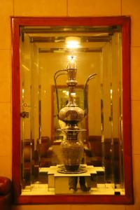 un vaso su un tavolo in una vetrina di Hotel Asha Residency -Free Wifi Facilities- Fully Air conditioning Premium Room - Best Hotel in Lucknow a Lucknow