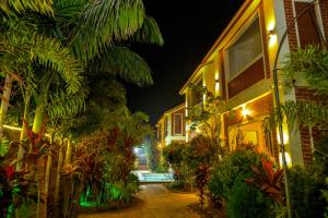 Nachtansicht eines Hauses mit Pflanzen und Bäumen in der Unterkunft Xylem Sea Side Resort in Puri