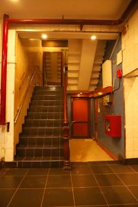 una scala in un edificio con scala di Hotel Asha Residency -Free Wifi Facilities- Fully Air conditioning Premium Room - Best Hotel in Lucknow a Lucknow