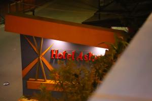 un cartello su un edificio con un bacio di benvenuto di Hotel Asha Residency -Free Wifi Facilities- Fully Air conditioning Premium Room - Best Hotel in Lucknow a Lucknow Altre 5 foto