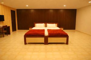 una camera da letto con un letto grande in una stanza di Hotel Asha Residency -Free Wifi Facilities- Fully Air conditioning Premium Room - Best Hotel in Lucknow a Lucknow