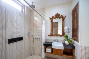 Et badeværelse på Pondok Sari Kuta + 19 billeder