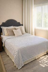 Postel nebo postele na pokoji v ubytování Downtown Ann Arbor Walk to Stadium, Medical Center, UM