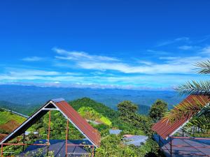 een gebouw met een rood dak op een berg bij เต็นท์กระโจม - Raiwassana Baandoy in Ban Dong