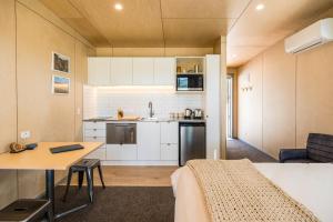 O bucătărie sau chicinetă la The Claim Accommodation