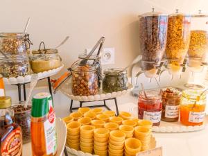 einer Theke mit Lebensmittelgläsern und anderen Lebensmitteln in der Unterkunft ibis Styles Tours Centre in Tours