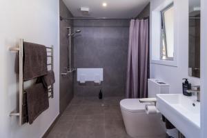 O baie la The Claim Accommodation +25 fotografii