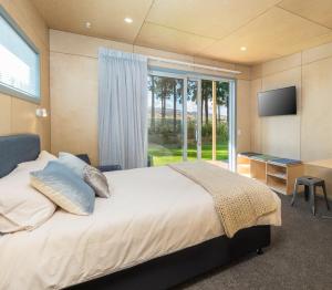 Un pat sau paturi într-o cameră la The Claim Accommodation