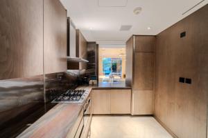 Kuchyň nebo kuchyňský kout v ubytování FIVE Palm Jumeirah Dubai