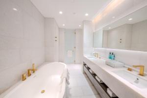 Koupelna v ubytování FIVE Palm Jumeirah Dubai