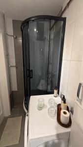 bagno con doccia e ripiano bianco di ApAzory Kraków - przytulny apartament na wyłączność a Cracovia