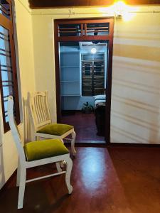 ein Raum mit einem Stuhl und einer Tür mit einem Fenster in der Unterkunft Idam Homestay - Entire 3 Bedroom Holiday Home in Idukki + 5 Fotos